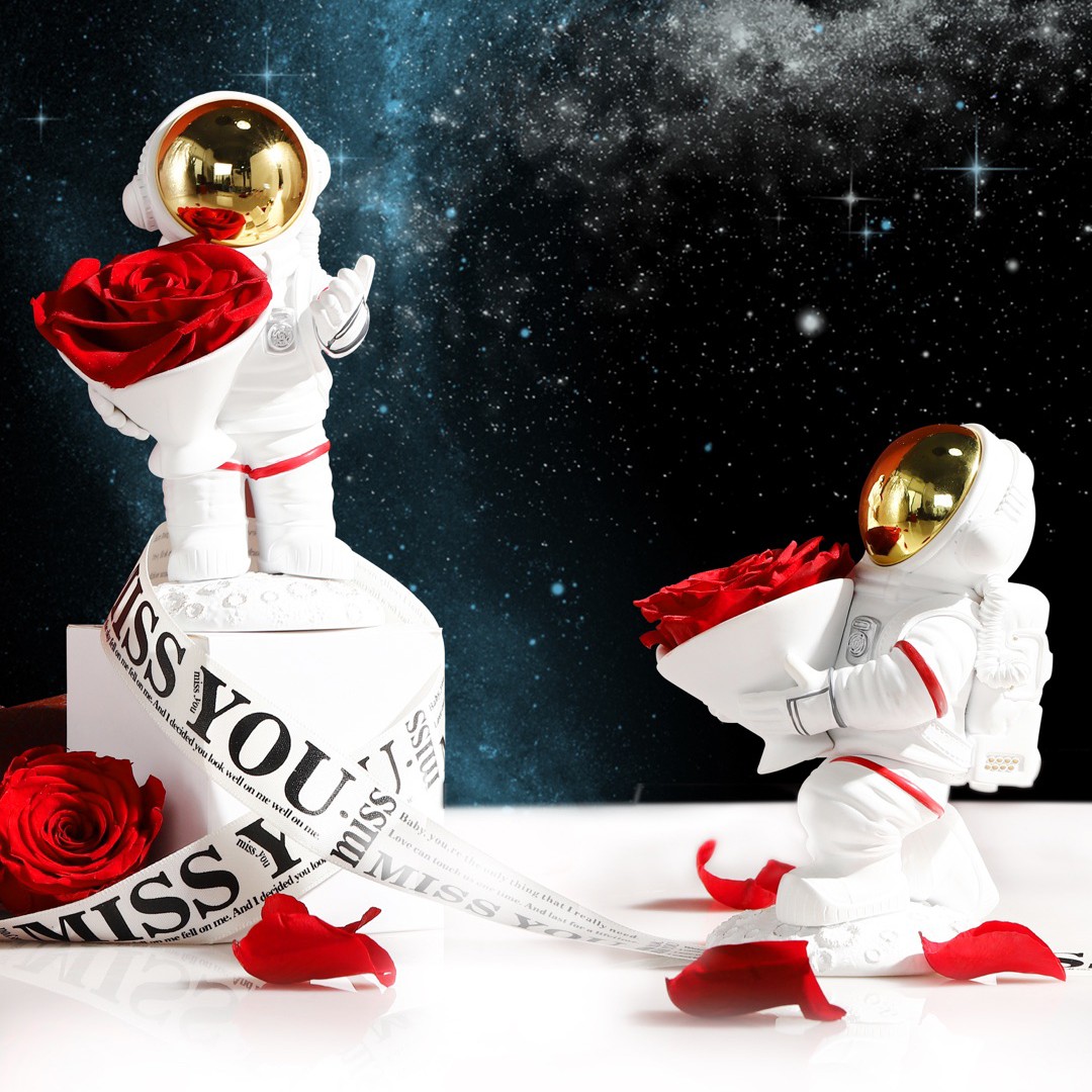 Customized Preserved Flowers Spaceman Astronaut Plaster Ornament Rose Birthday Christmas Day Gifts 